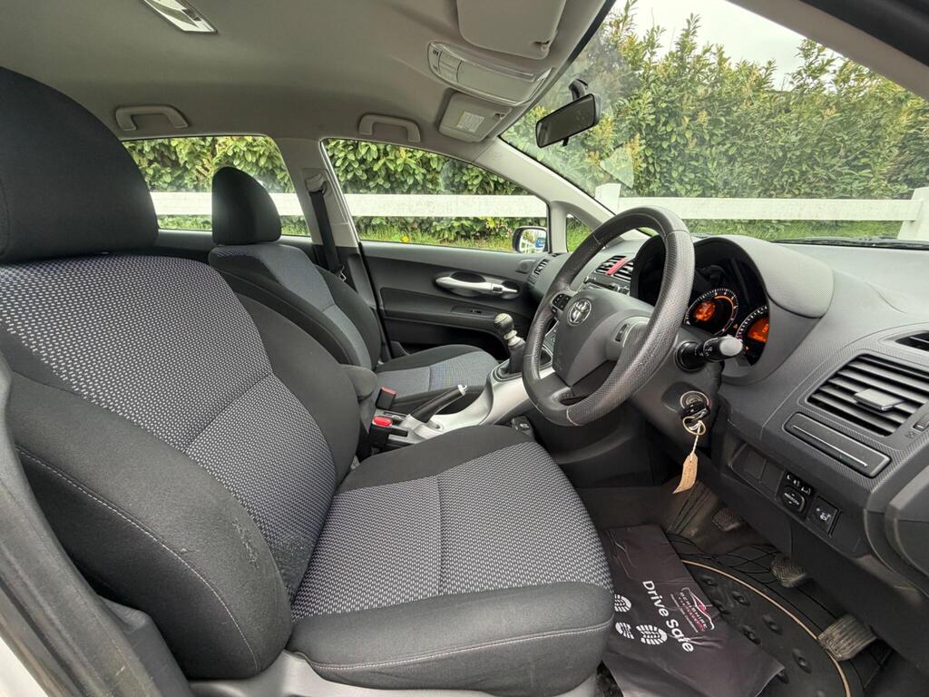 2010 Toyota Auris thumbnail 17