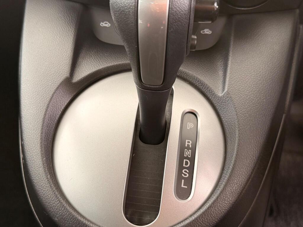 2011 Mazda Mazda2 thumbnail 40