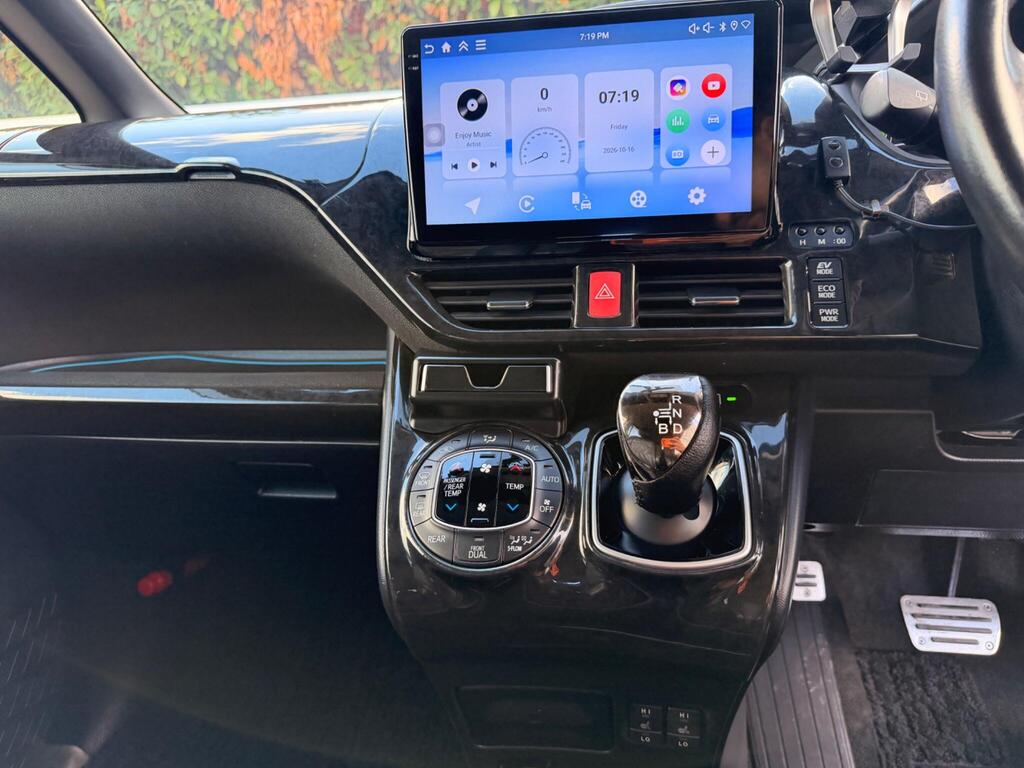 2014 Toyota Voxy thumbnail 25