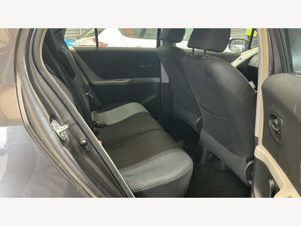 2011 Toyota Yaris thumbnail 11