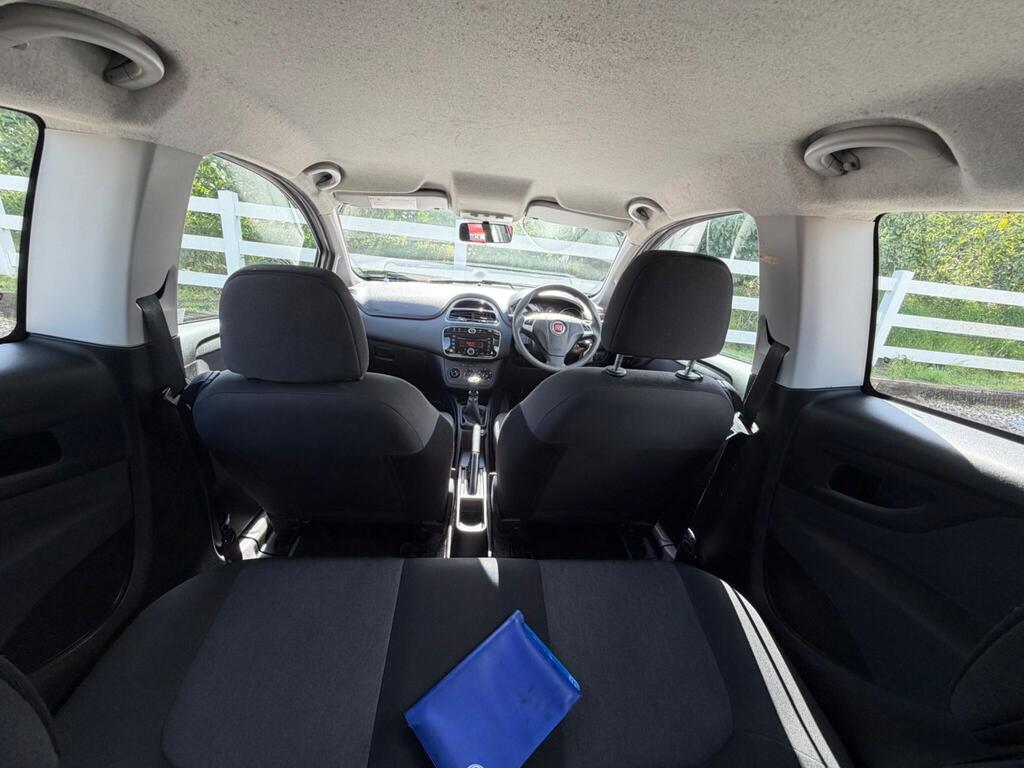 2015 Fiat Punto thumbnail 18