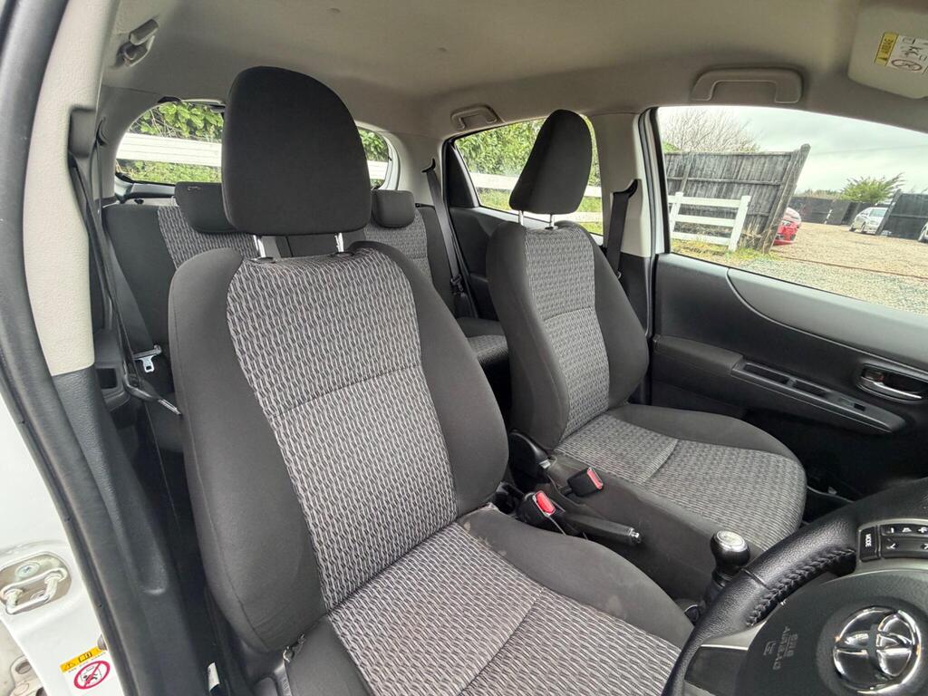 2013 Toyota Yaris thumbnail 9