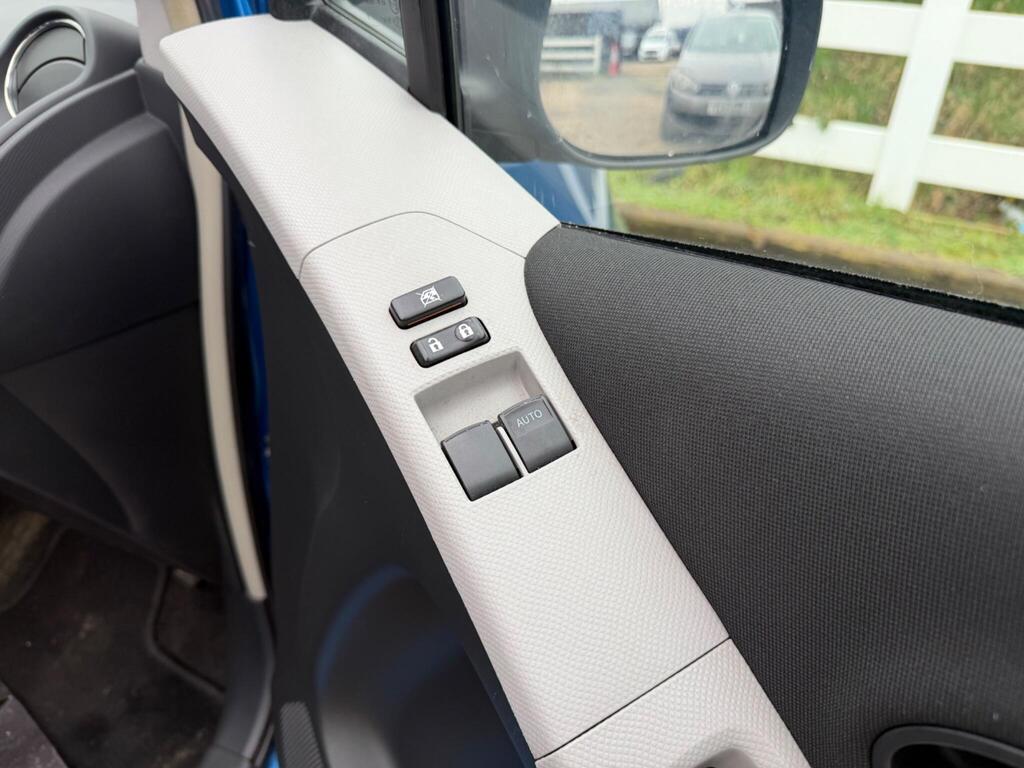 2010 Toyota Yaris thumbnail 29