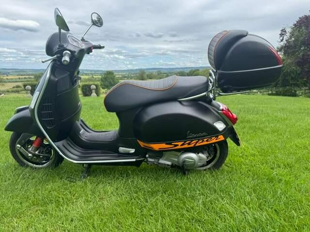 Piaggio Vespa GTS 300