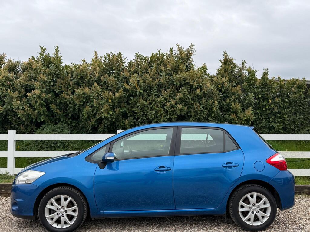 2012 Toyota Auris thumbnail 10