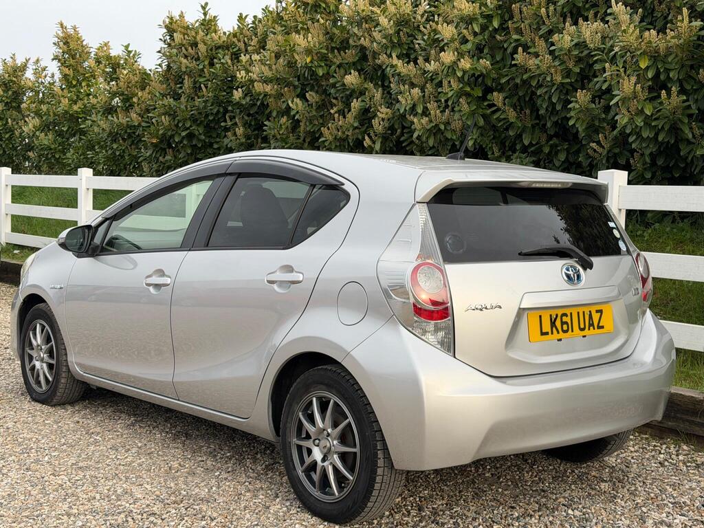 2012 Toyota Aqua thumbnail 10