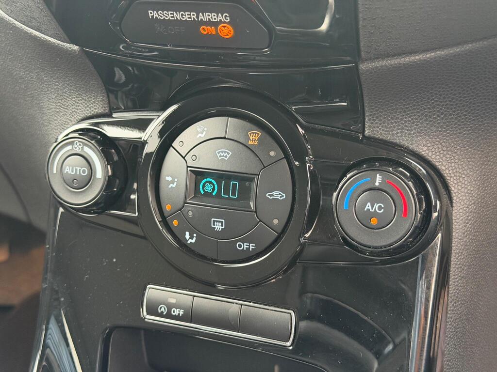 2015 Ford Fiesta thumbnail 31