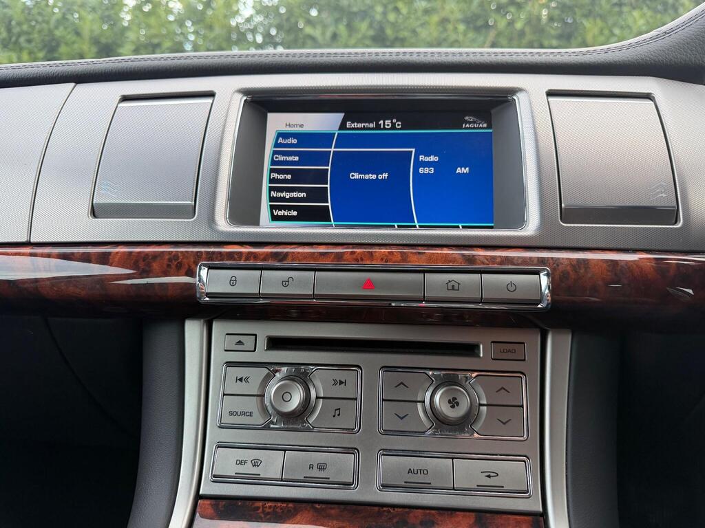 2010 Jaguar XF thumbnail 30