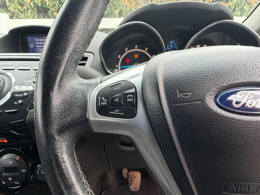 2015 Ford Fiesta thumbnail 24