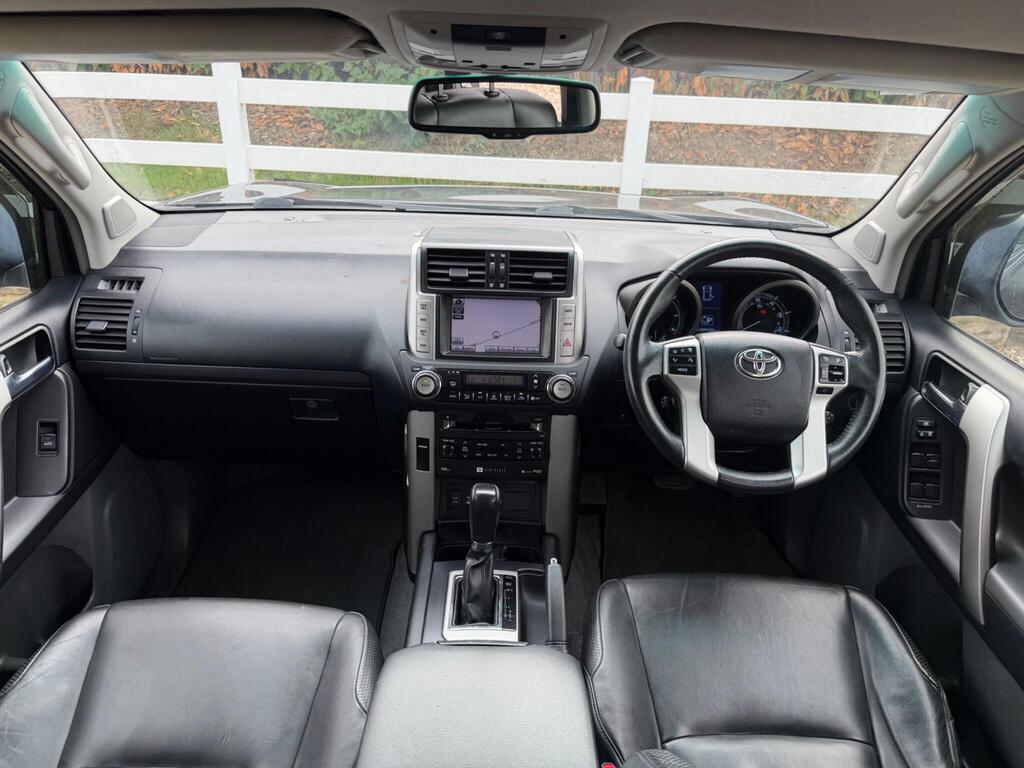 2010 Toyota Land Cruiser thumbnail 2