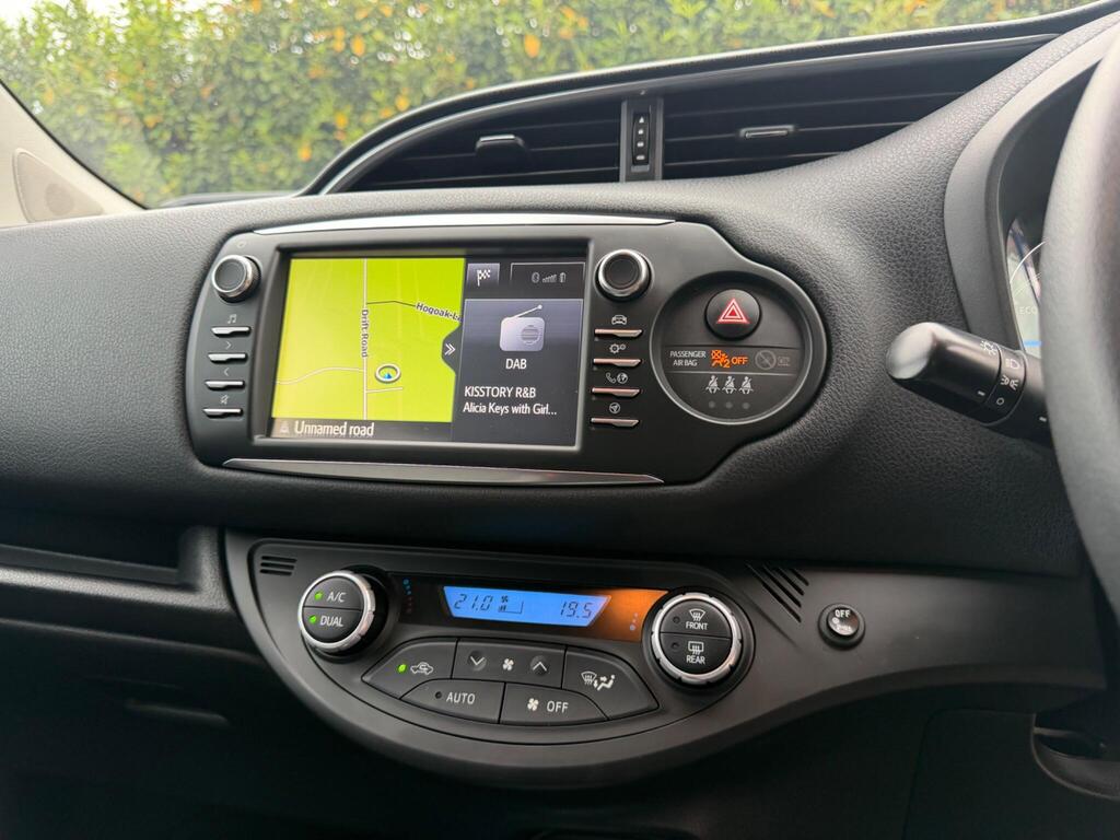 2020 Toyota Yaris thumbnail 27