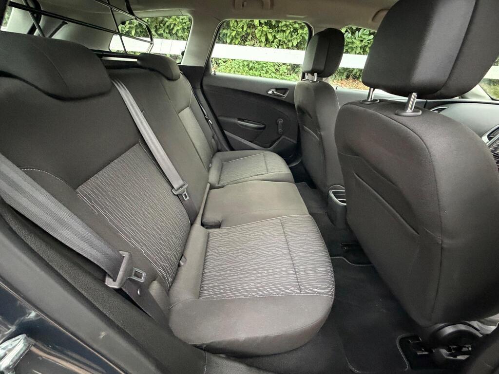 Vauxhall Astra 1.6 CDTi ecoFLEX Tech Line Sports Tourer Euro 6 (s/s) 5dr thumbnail 13