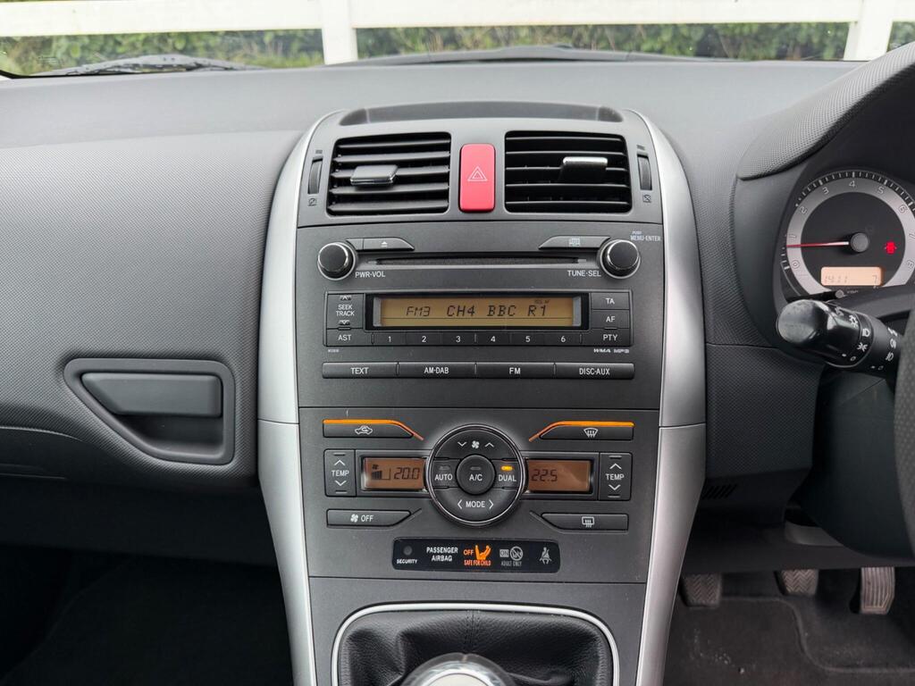 2012 Toyota Auris thumbnail 17