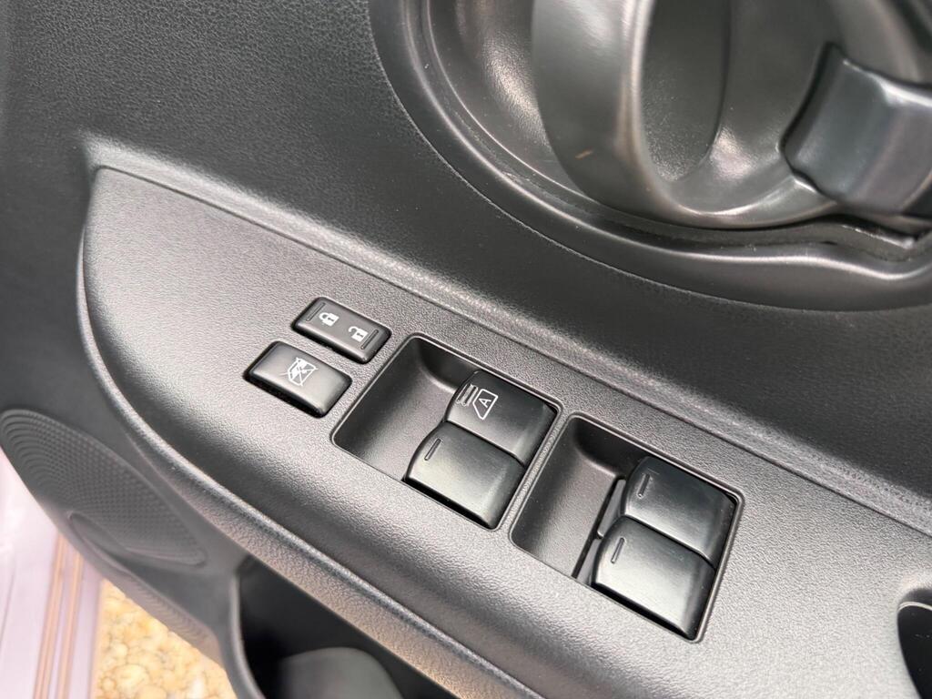 2013 Nissan Micra thumbnail 27