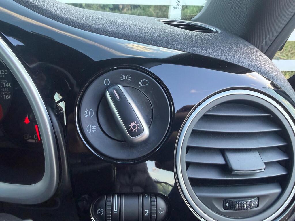 2014 Volkswagen Beetle thumbnail 27