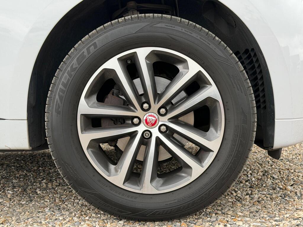 2017 Jaguar F-PACE thumbnail 32