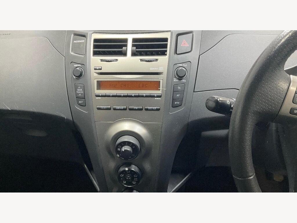 2010 Toyota Yaris thumbnail 7