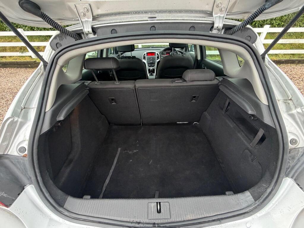 2014 Vauxhall Astra thumbnail 23