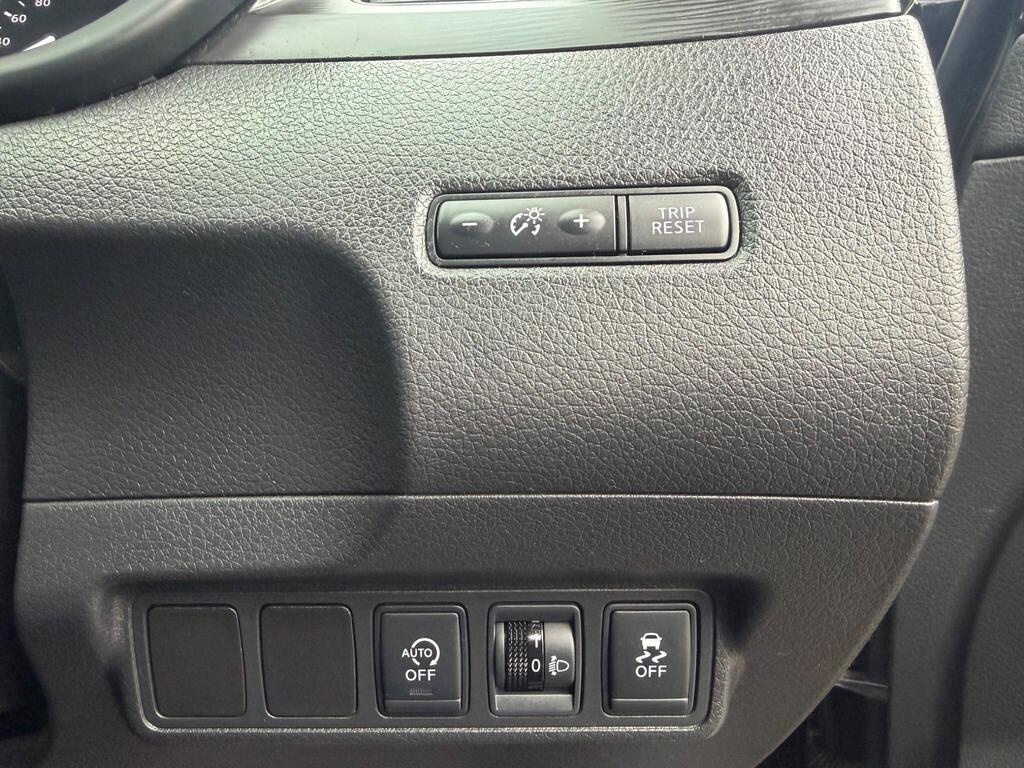 2017 Nissan Pulsar thumbnail 21