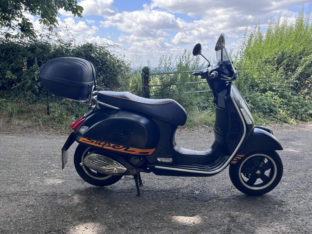 Piaggio Vespa GTS 125