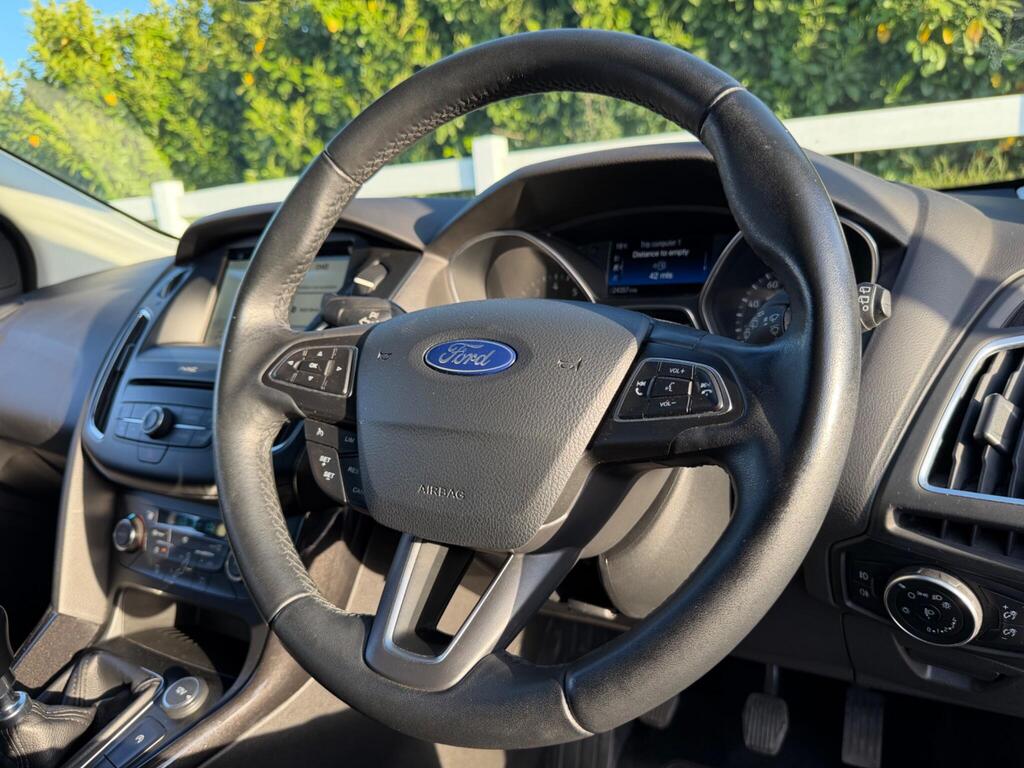 2017 Ford Focus thumbnail 31