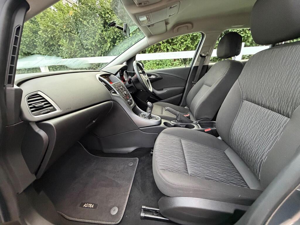 Vauxhall Astra 1.6 CDTi ecoFLEX Tech Line Sports Tourer Euro 6 (s/s) 5dr thumbnail 18
