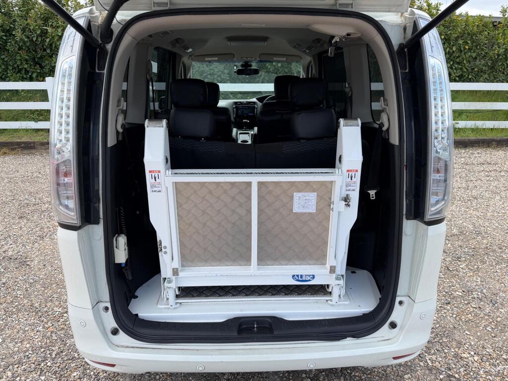 2014 Nissan Serena thumbnail 40