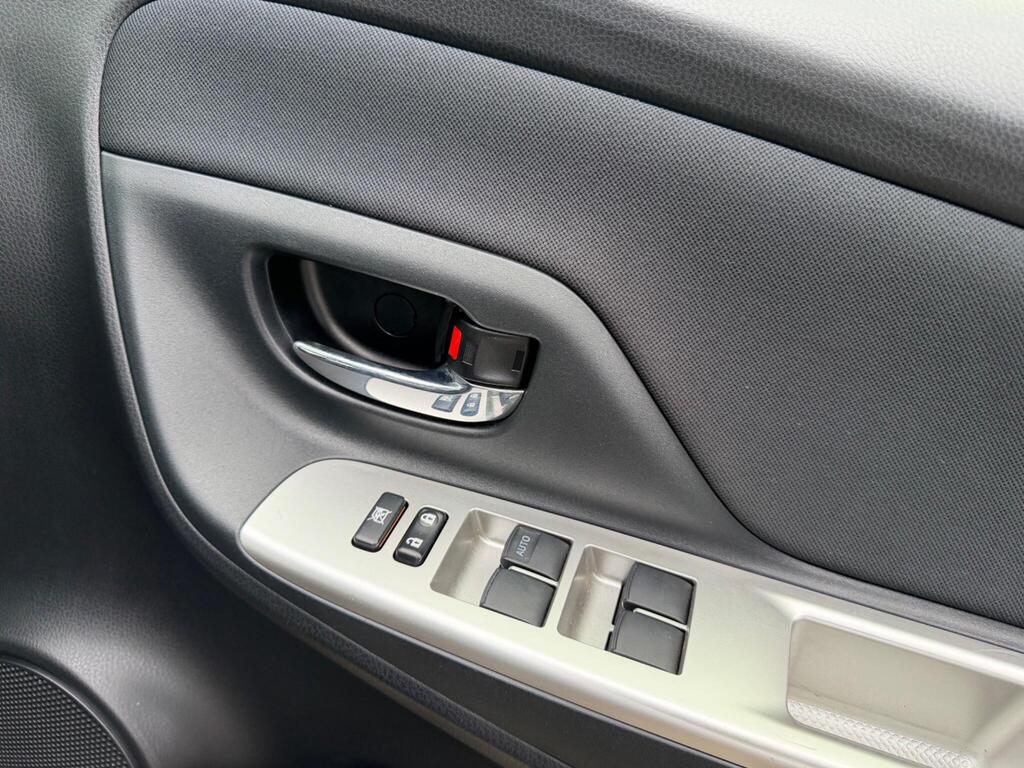 2016 Toyota Yaris thumbnail 24