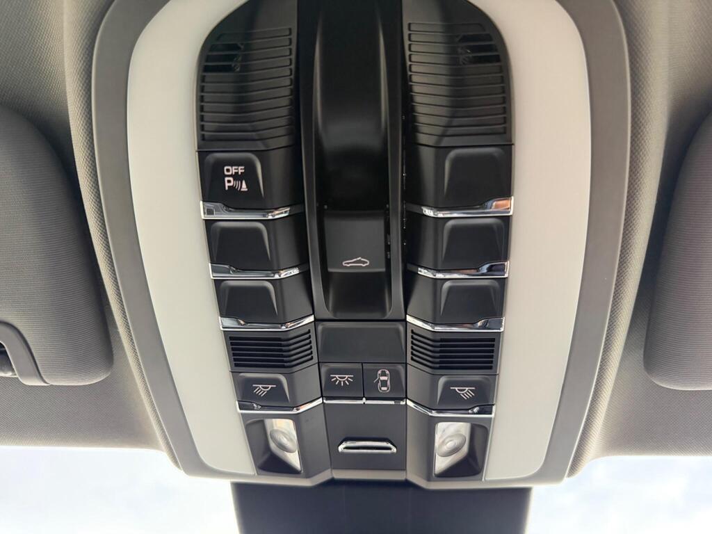 2015 Porsche Panamera thumbnail 29