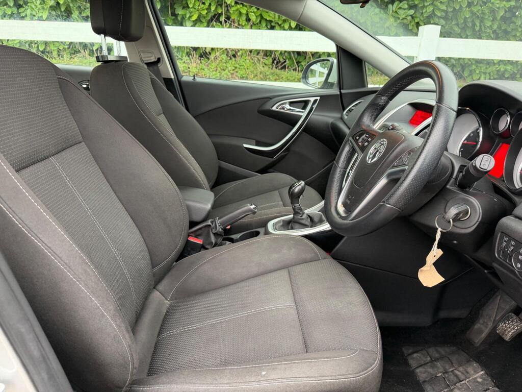 2014 Vauxhall Astra thumbnail 15
