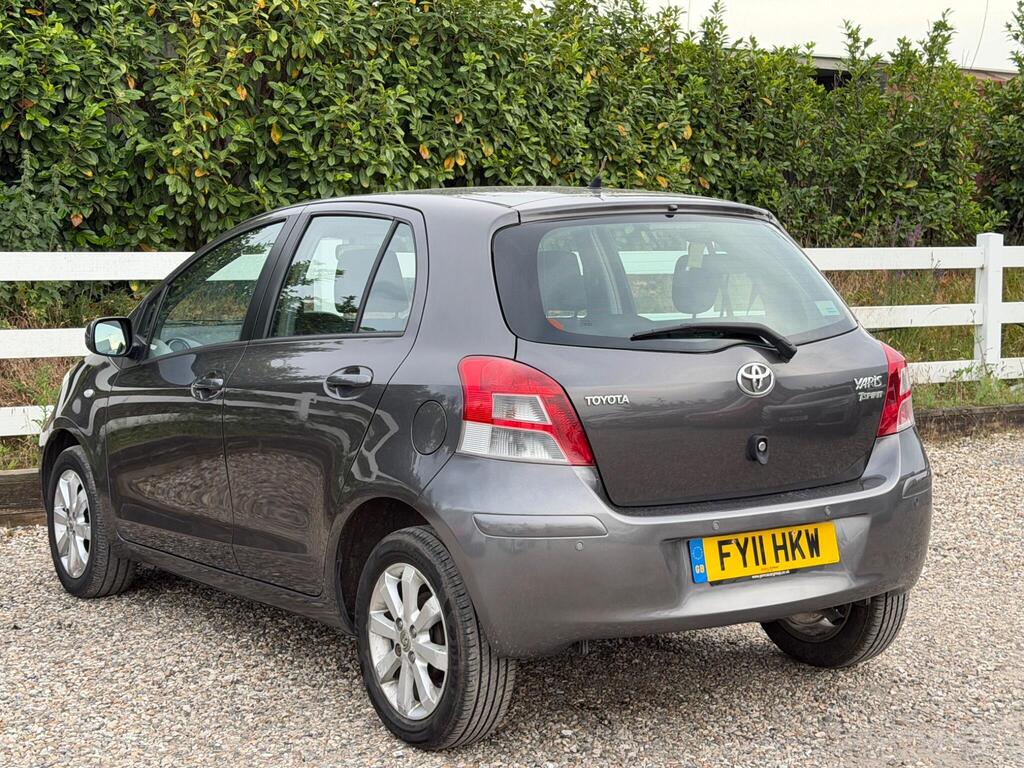 2011 Toyota Yaris thumbnail 3