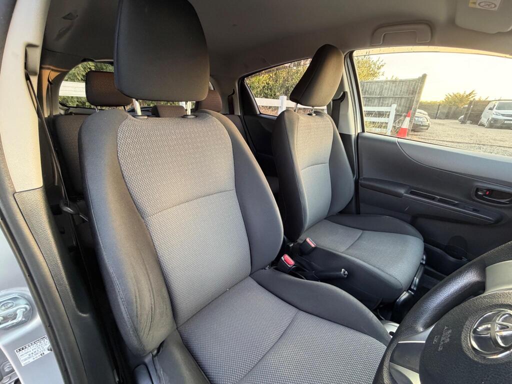2013 Toyota Yaris thumbnail 16