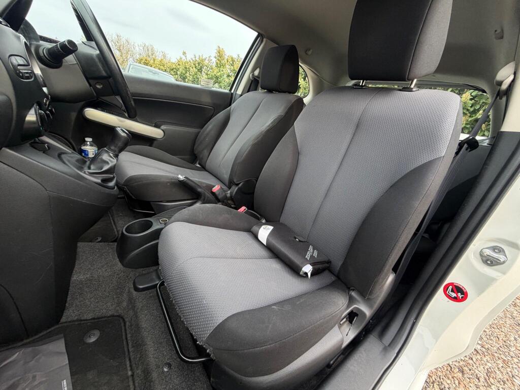 2010 Mazda Mazda2 thumbnail 27