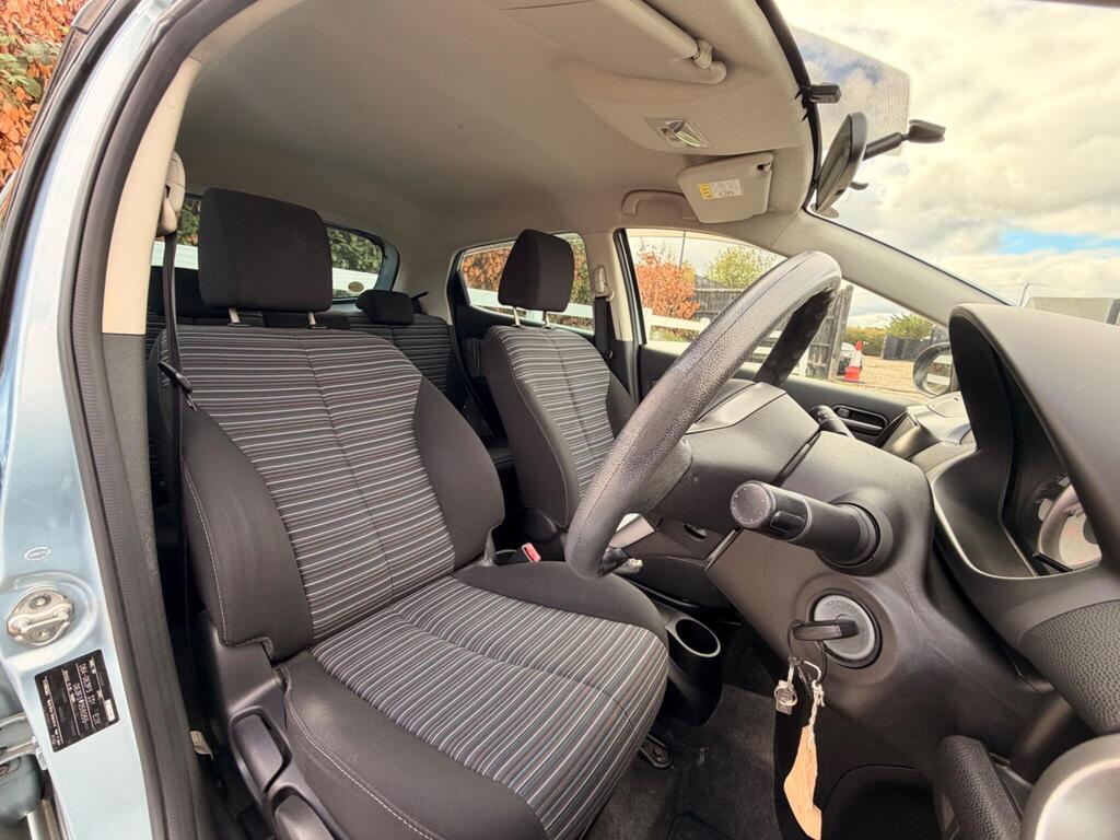 2011 Mazda Mazda2 thumbnail 24