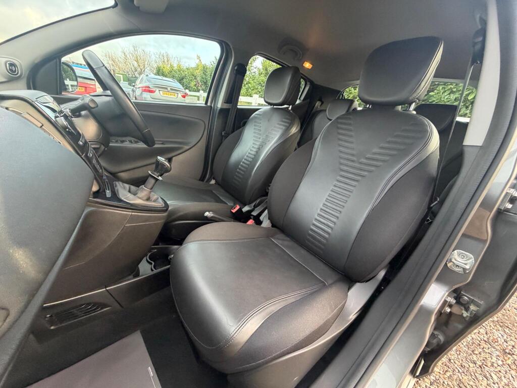 2013 Chrysler Ypsilon thumbnail 27