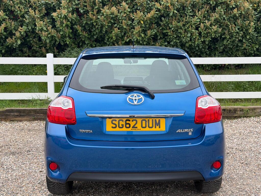 2012 Toyota Auris thumbnail 11