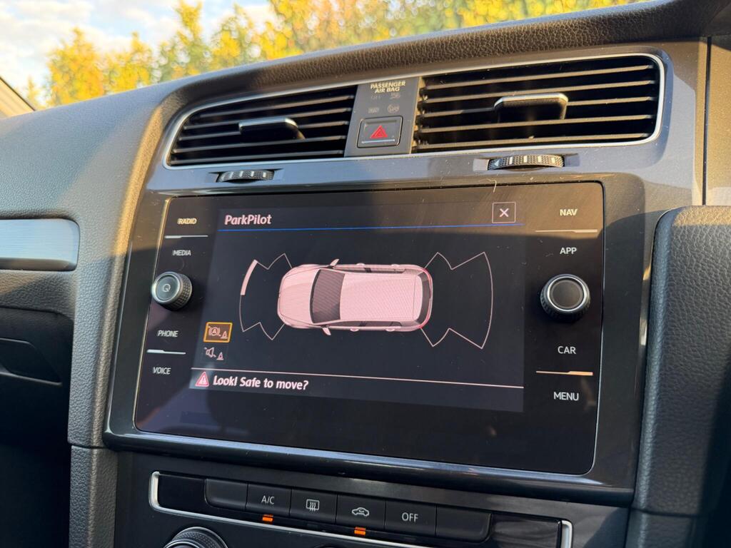 2018 Volkswagen Golf thumbnail 35