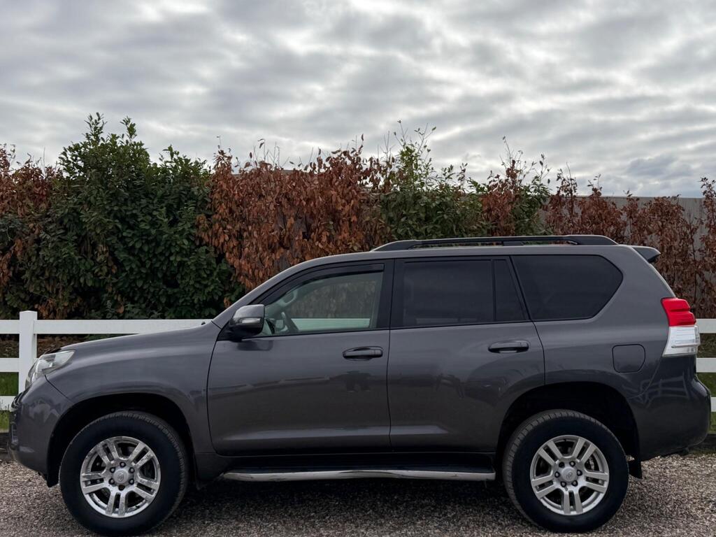 2010 Toyota Land Cruiser thumbnail 11