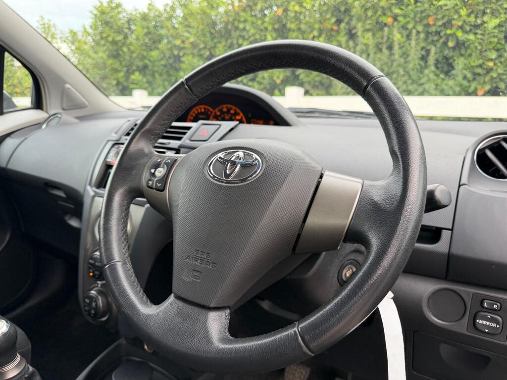2011 Toyota Yaris thumbnail 24