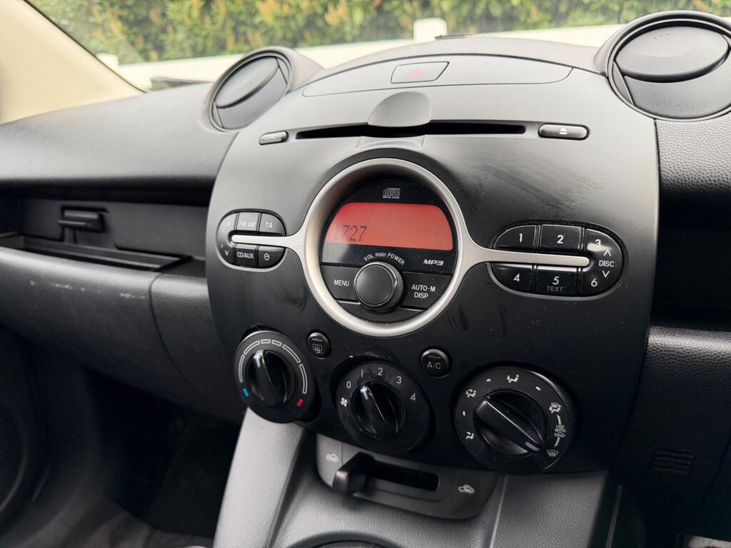 2010 Mazda Mazda2 thumbnail 16