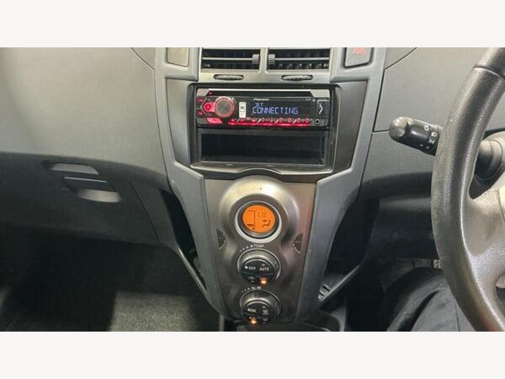 2011 Toyota Yaris thumbnail 9