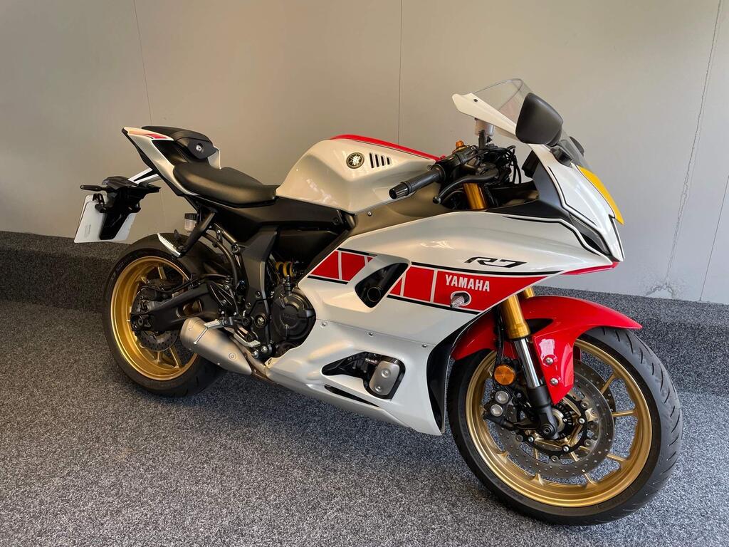 Yamaha R7