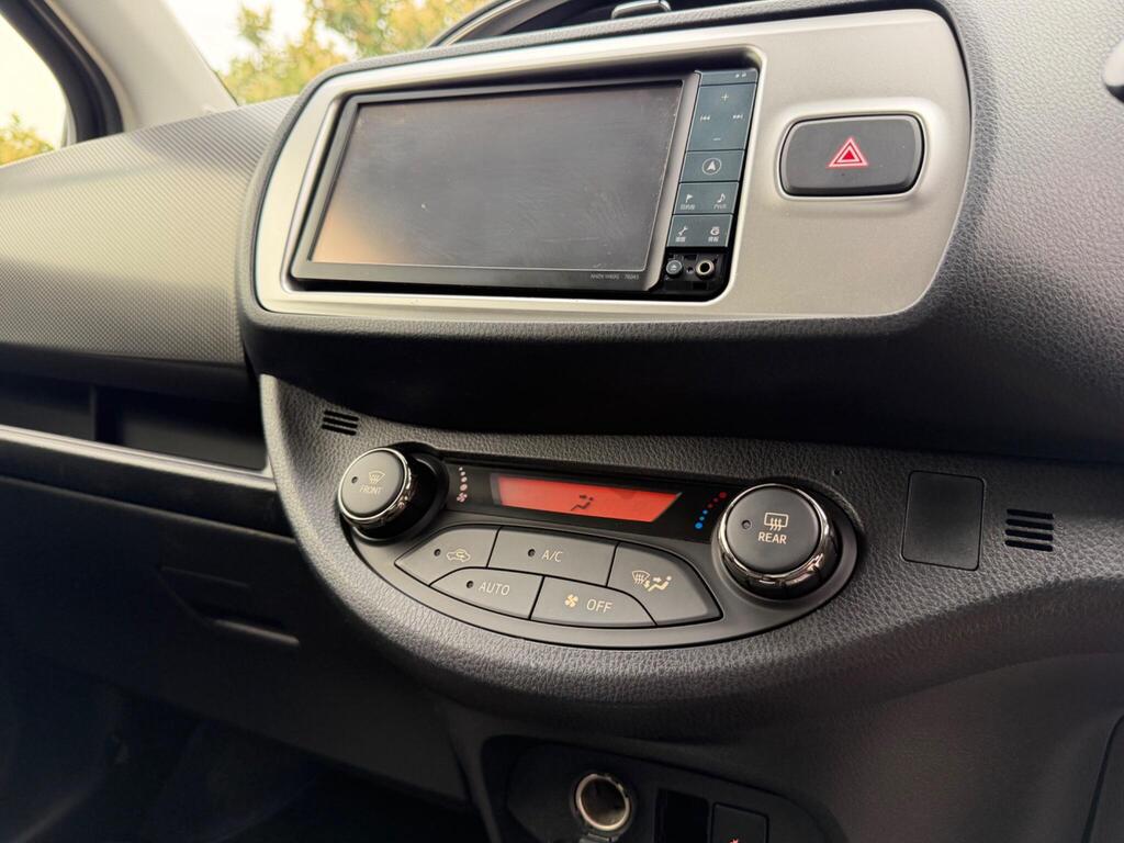 2016 Toyota Yaris thumbnail 26