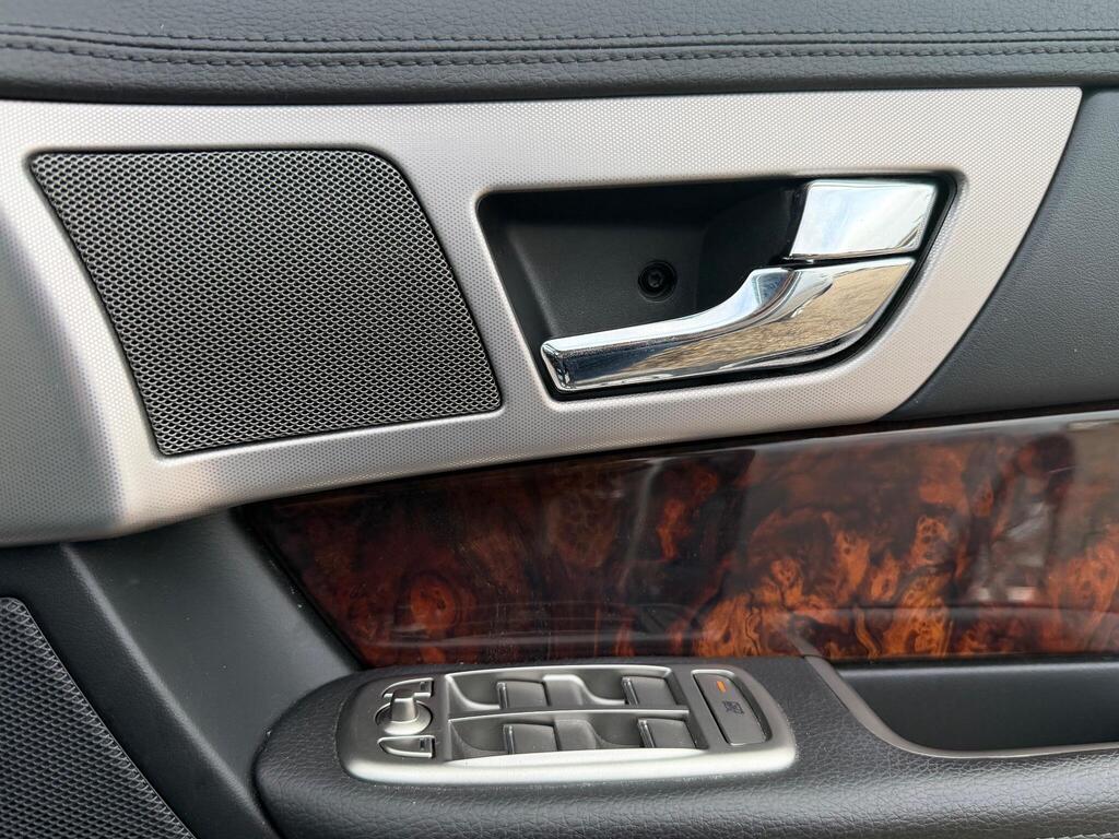 2010 Jaguar XF thumbnail 24