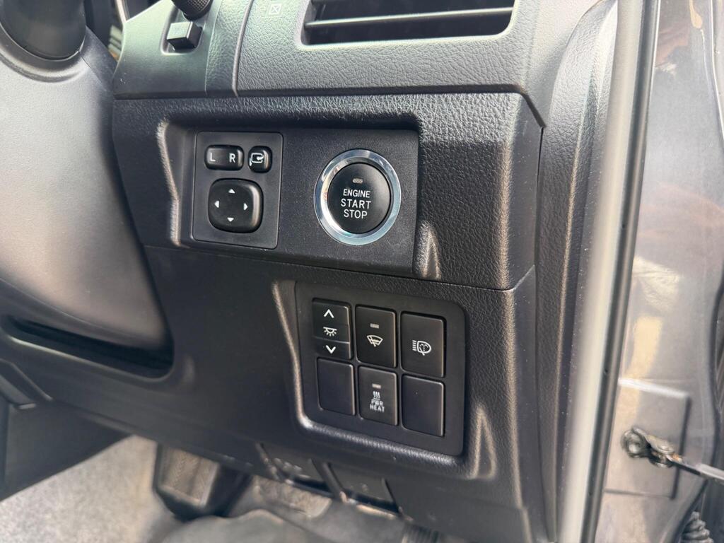2010 Toyota Land Cruiser thumbnail 39