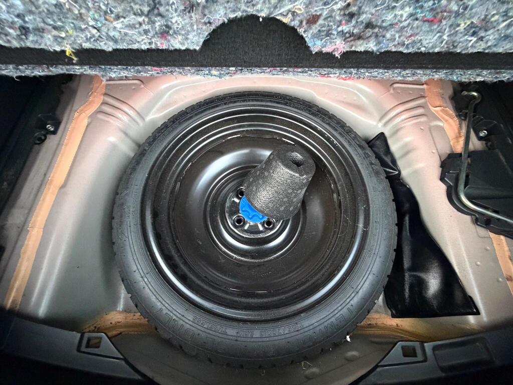 Toyota Yaris 1.5 VVT-h Orange Edition E-CVT Euro 6 5dr thumbnail 32