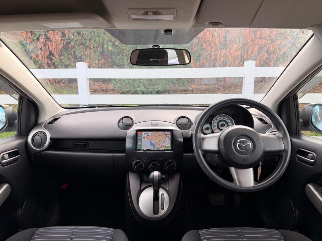 2011 Mazda Mazda2 thumbnail 2