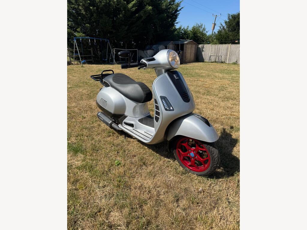 Piaggio Vespa GTS 300