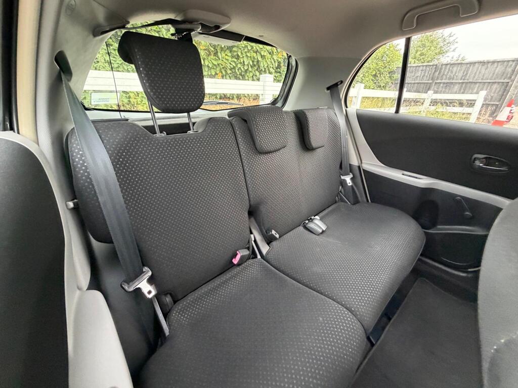 2011 Toyota Yaris thumbnail 18