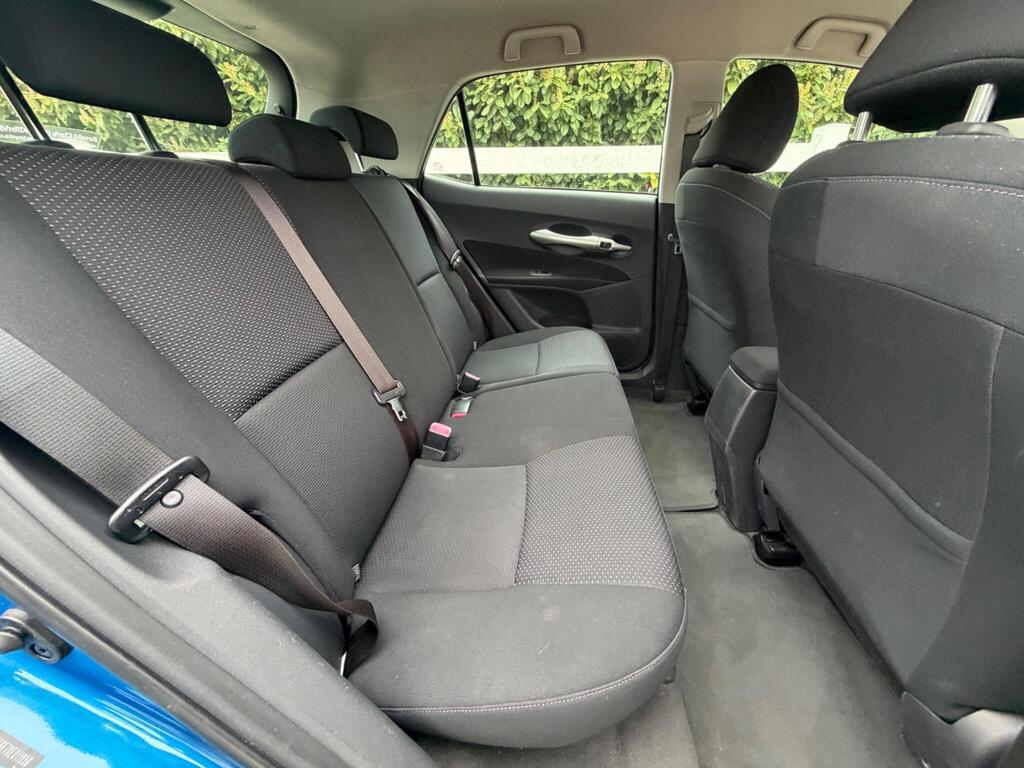 2012 Toyota Auris thumbnail 25